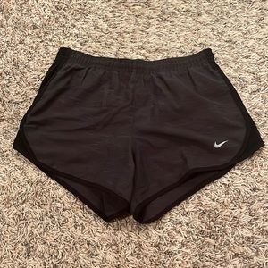 LITTLE GIRLS DARK GREY/BLACK NIKE SHORTS
